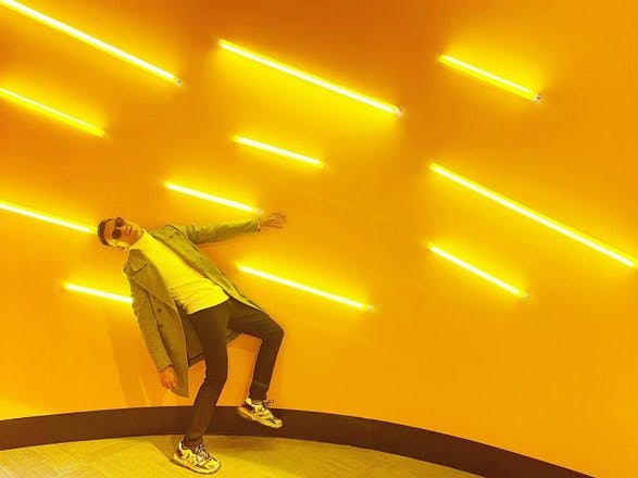 “El color es un PODER que influye directamente en el alma.” -Kandinsky.
El color puede afectar las emociones de las personas, azul 🔵 tiene un efecto calmante, rojo 🔴 simboliza el amor, amarillo 🟡 contagia felicidad.

#art #yellow #neonlights fieldmuseum #kandinsky #wildcolors #chicago #usa 🇺🇸 #felicidad #happiness